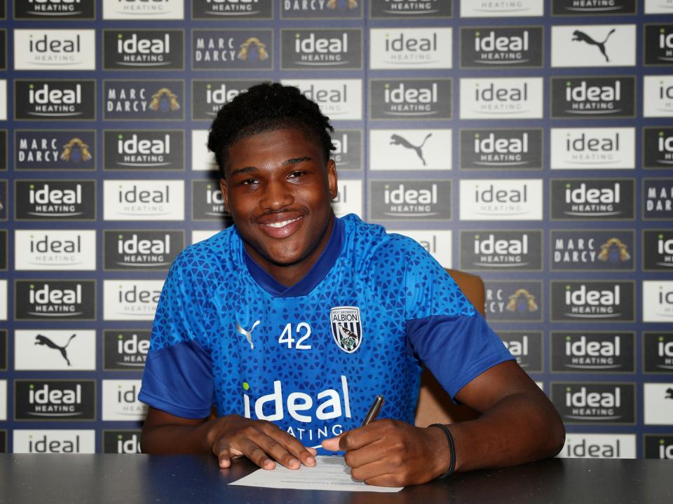 A photo of U21s defender Aaron Harper-Bailey signing a one-year extension to his professional deal