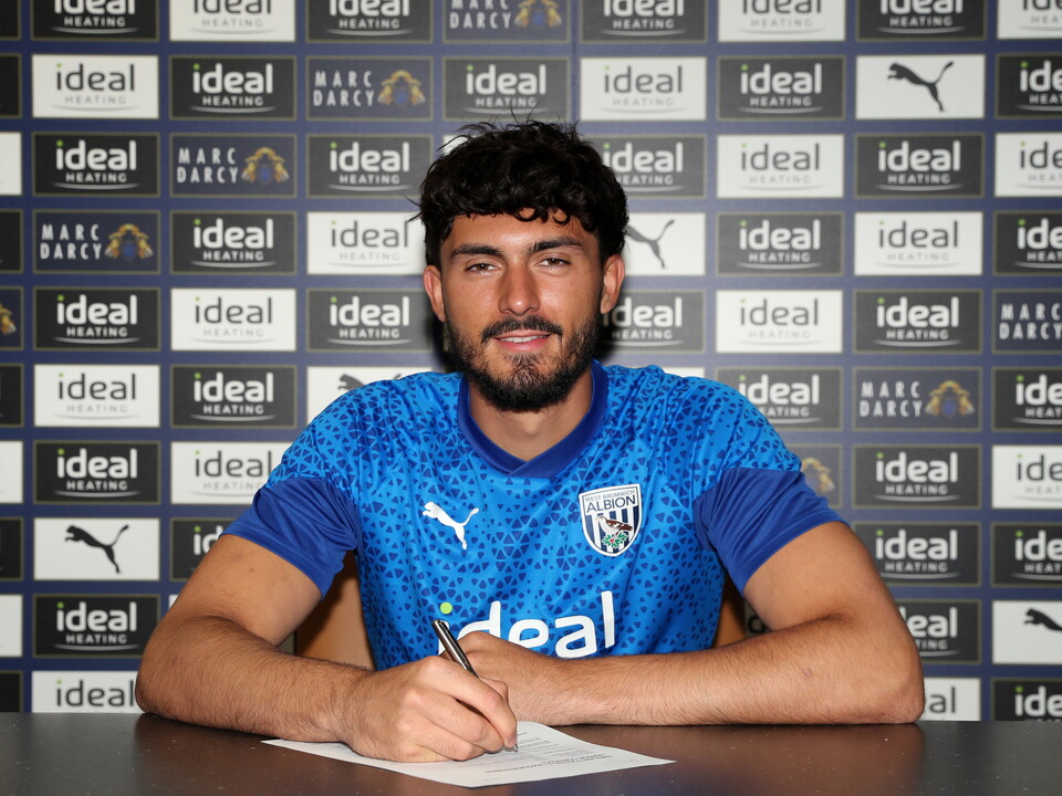 A photo of U21s goalkeeper Brad Foster signing a one-year extension to his professional deal at Albion