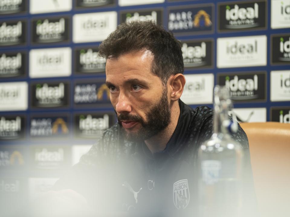 Carlos Corberán in the middle of a press conference 