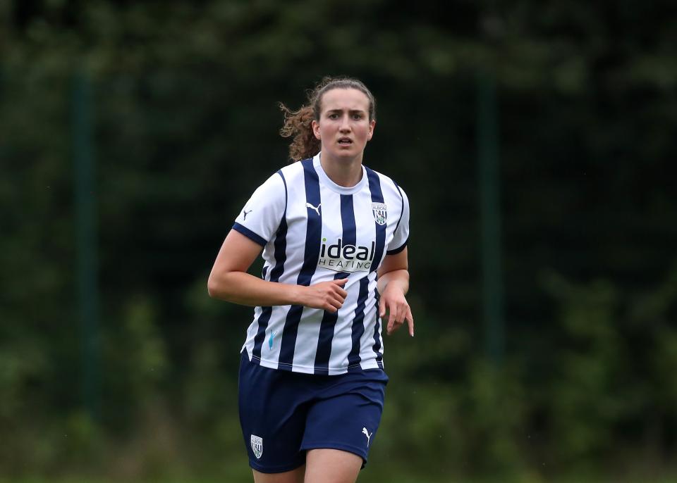 Lizzie Bennett-Steele, in home colours.