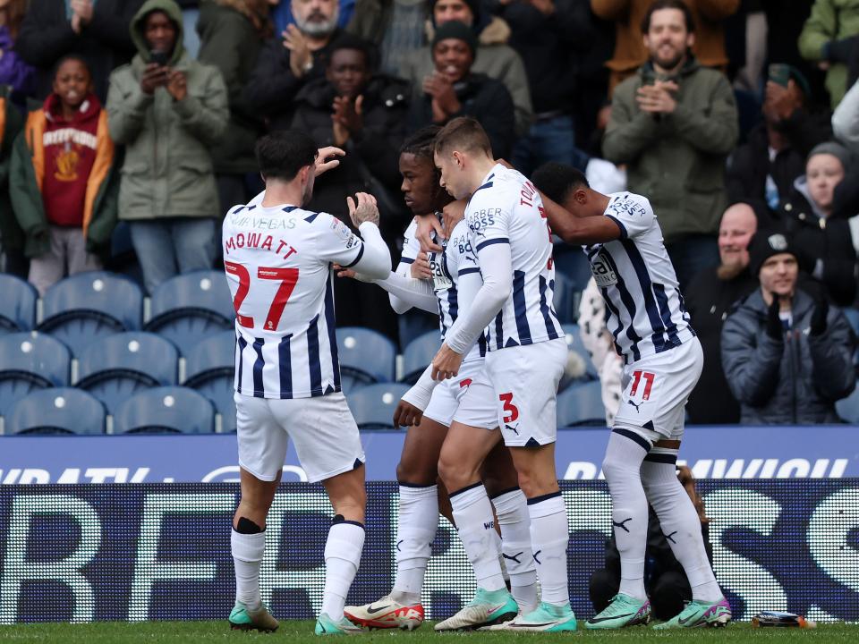 An image of Brandon Thomas-Asante and his teammates celebrating a goal against Stoke