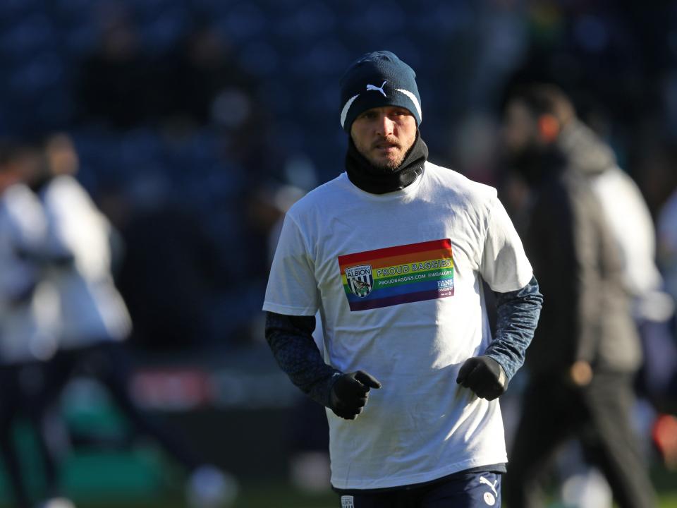 An image of John Swift warming up against Leicester