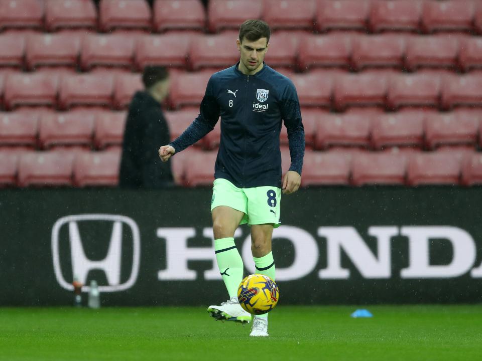 An image of Jayson Molumby warming up at Sunderland