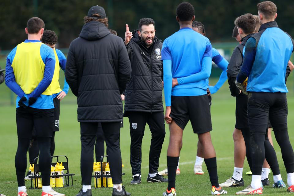 Carlos Corberán talking to a group of his players during a training session