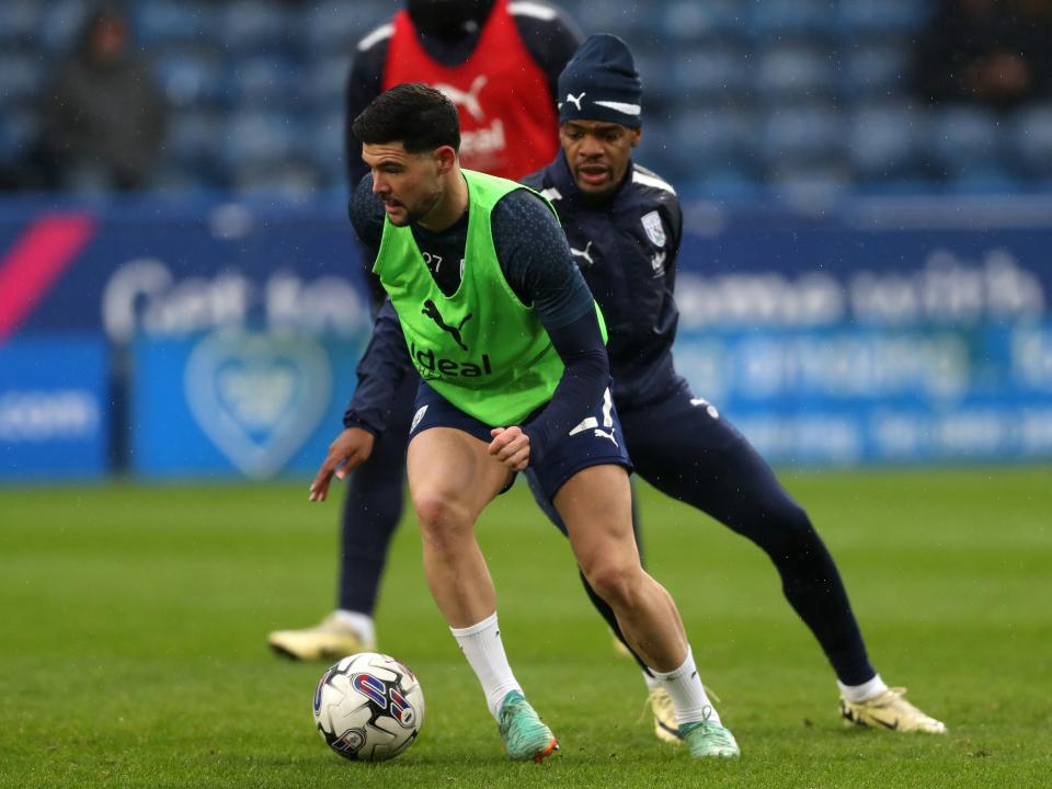 An image of Alex Mowatt and Grady Diangana warming up