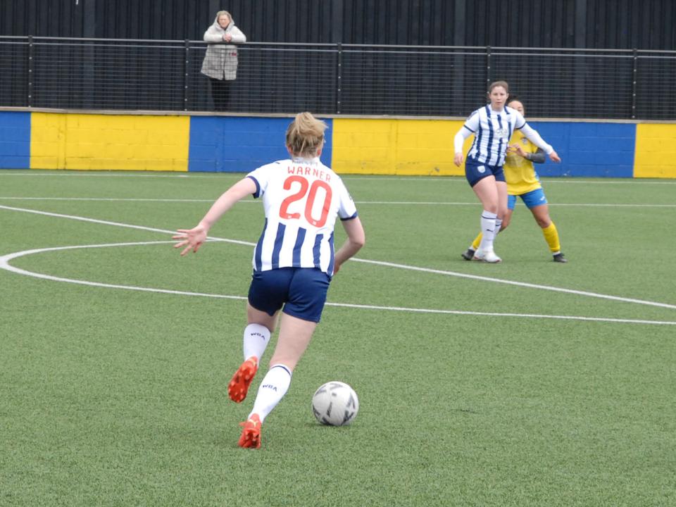 An image of Phoebe Warner shaping up to shoot