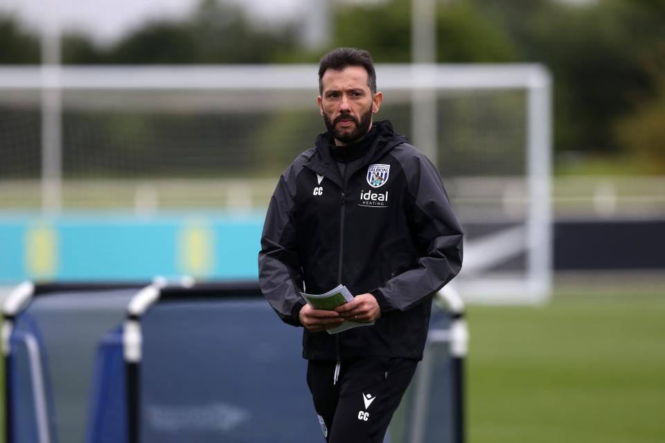 Carlos Corberán holding a notepad during a training session 