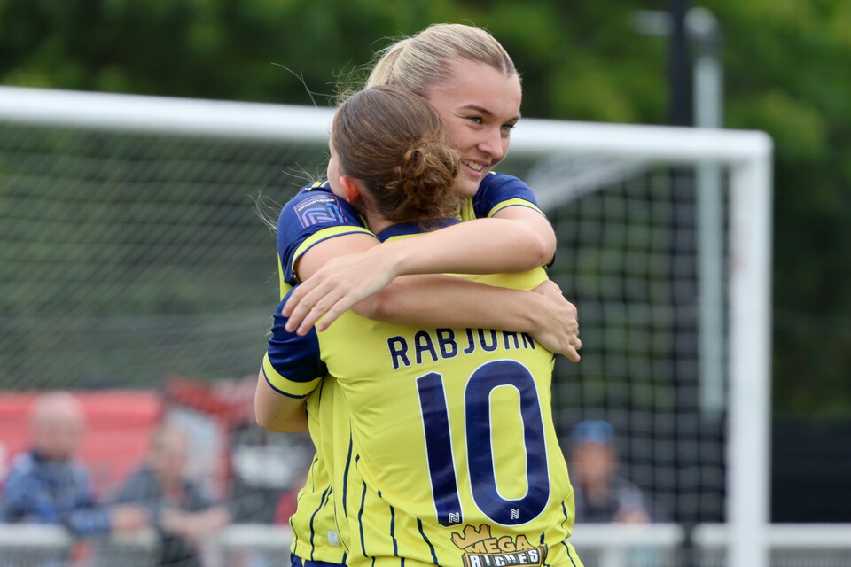 Olivia Rabjohn and Taylor Reynolds celebrate.