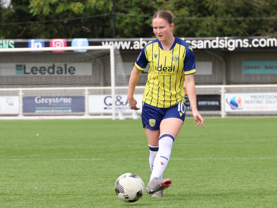 An image of Liv Rabjohn passing the ball