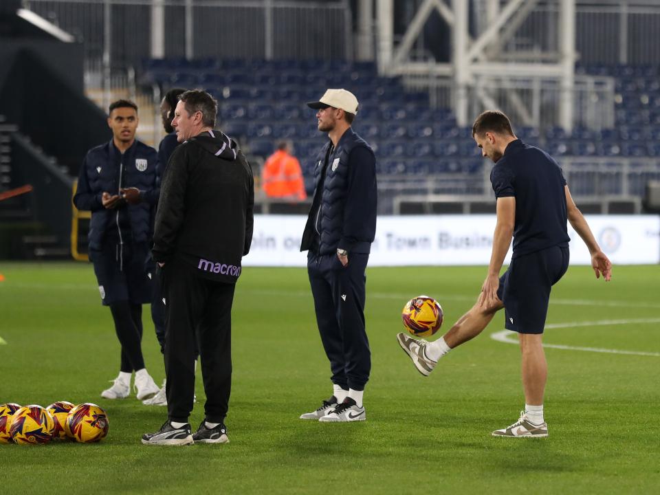 An image of Jayson Molumby and his teammates on the pitch at Luton