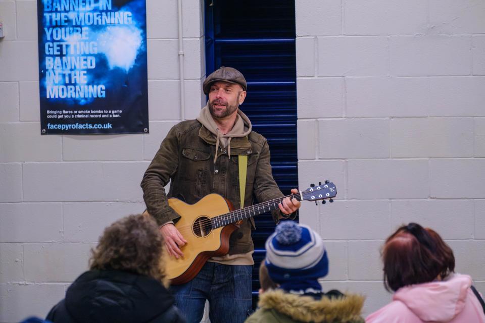 Jonny Cole performing.