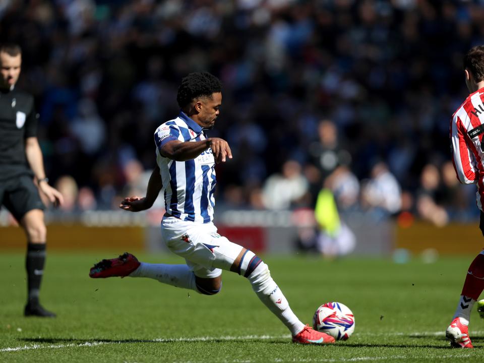 An image of Grady Diangana shooting against Sunderland