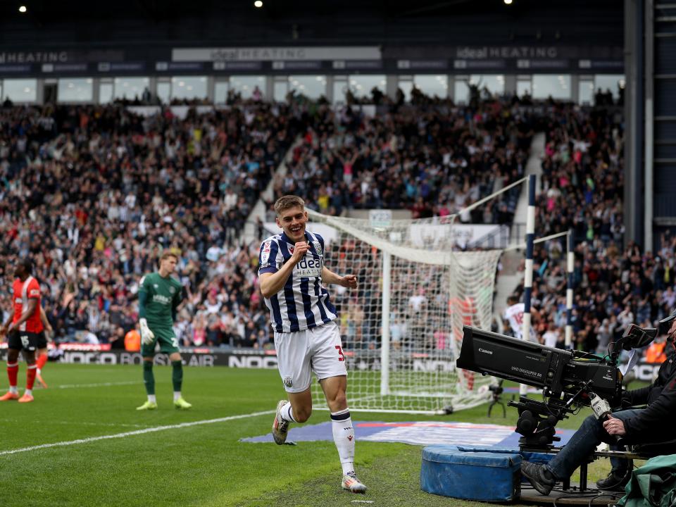 An image of Tom Fellows celebrating a goal against Luton