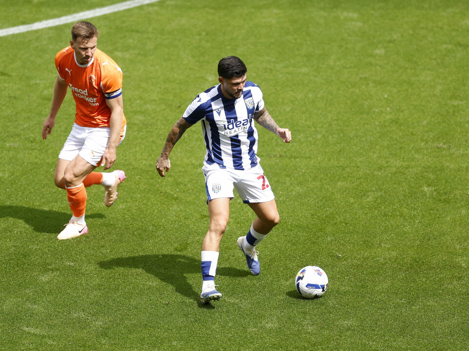 An image of Alex Mowatt playing a pass against Blackpool