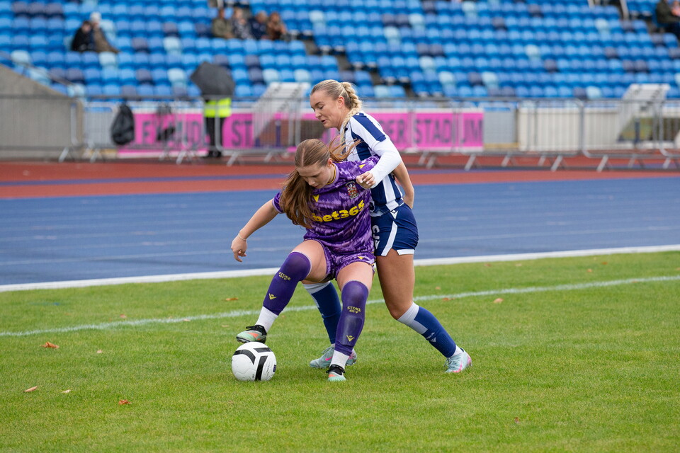 Taylor Reynolds jostles for possession.