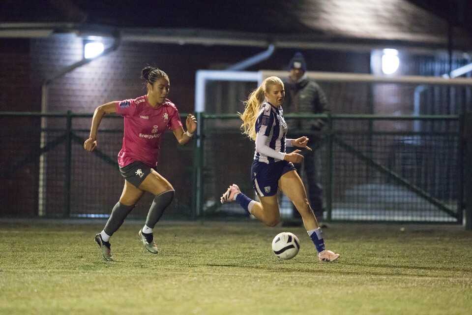 Rhianne Oakley chases the ball.