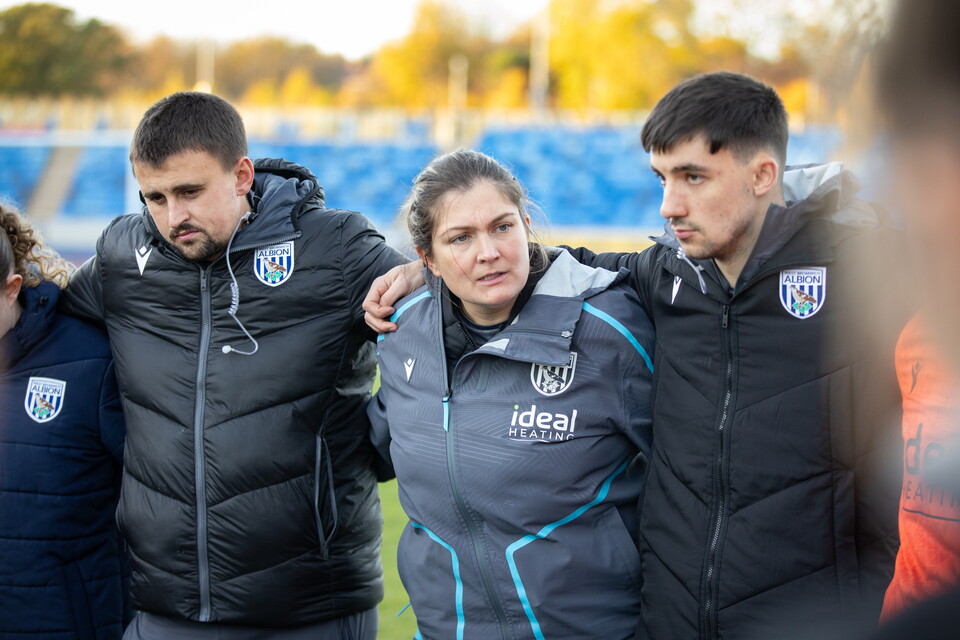 Siobhan Hodgetts-Still talking to players and staff in a huddle after a game 