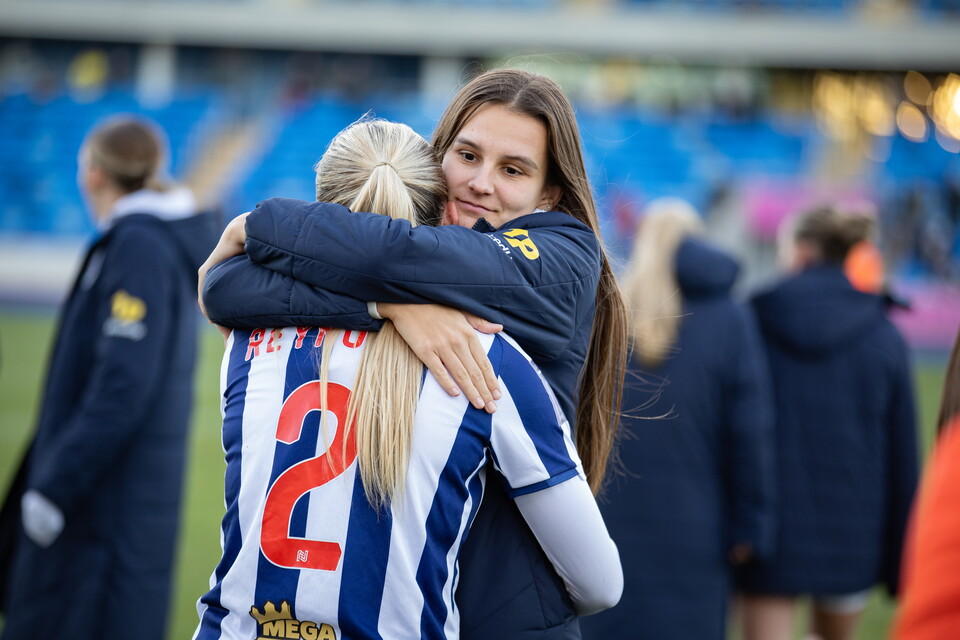 Izzy Green hugs Taylor Reynolds.