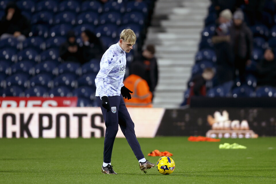 A photo of Toby Collyer warming up 