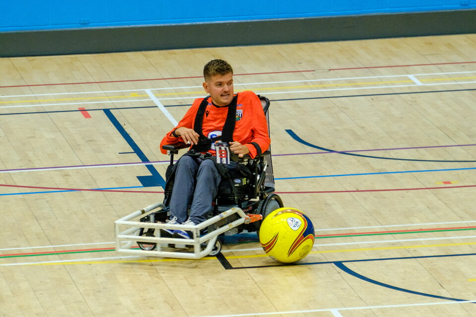 Chris Gordon, on the court, preparing to take a free kick.