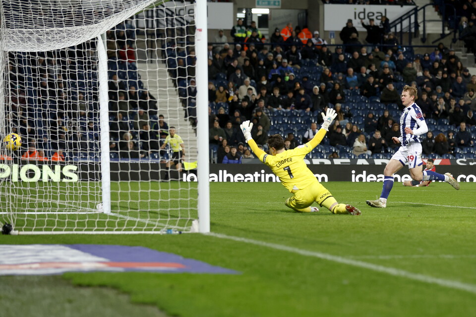 Aune Heggebo scoring against Sheffield United.
