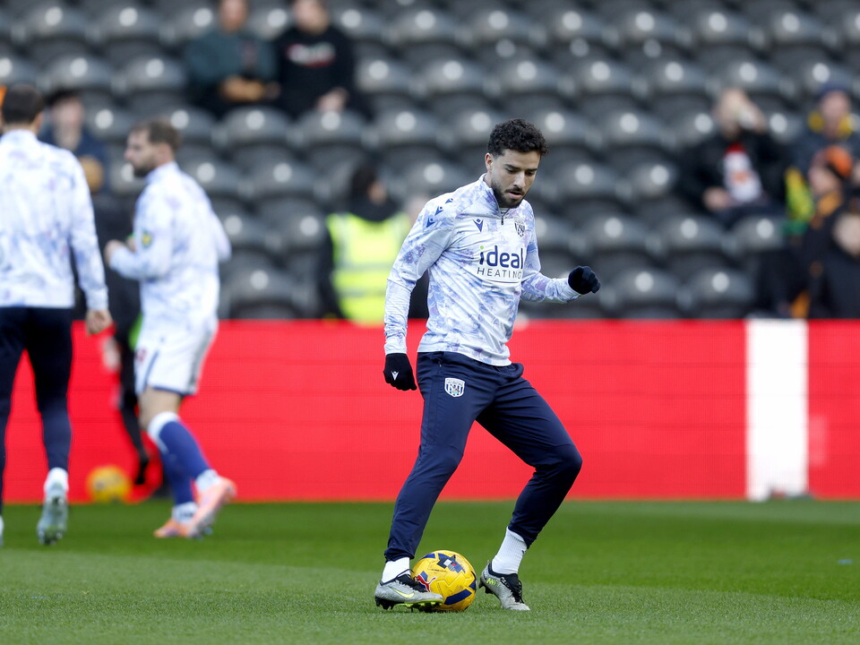 An image of Mikey Johnston warming up before Albion's game against Hull