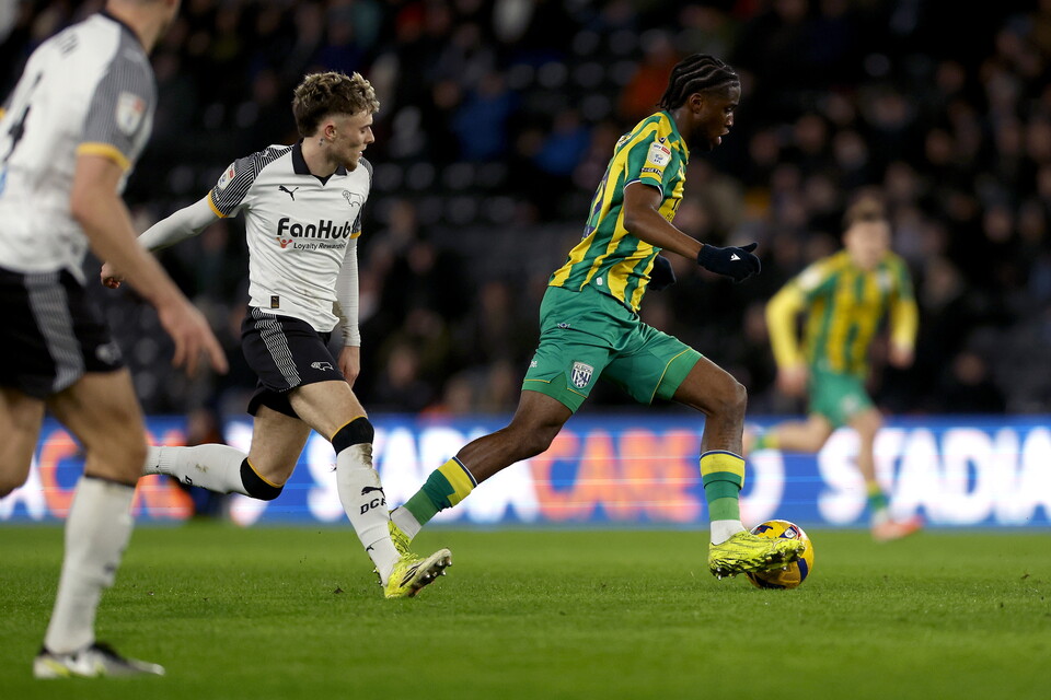 Samuel Iling-Junior dribbles with the ball.