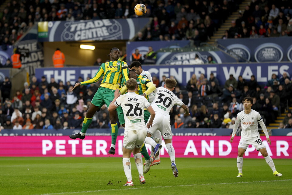 Ousmane Diakite heads over.