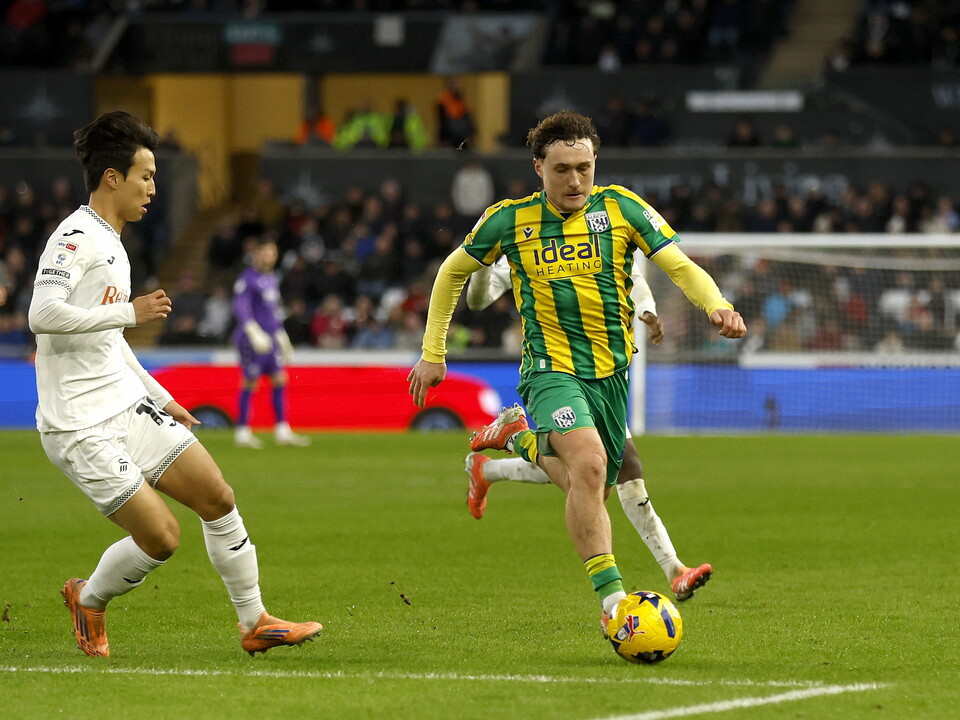 An image of Callum Styles on the ball against Swansea