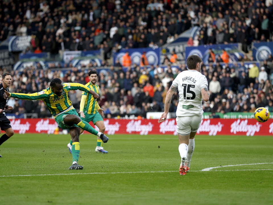 An image of Ousmane Diakite shooting against Swansea