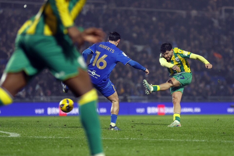 Alex Mowatt shoots