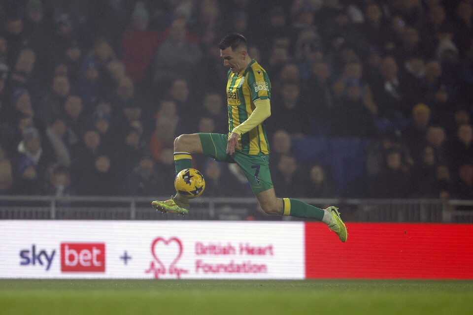 Jed Wallace controls the ball 