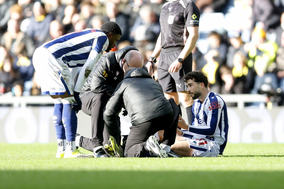 Mikey Johnston goes off injured against Oxford