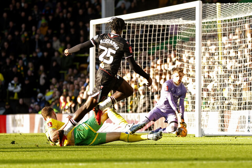 Hindolo Mustapha goes close to scoring at Norwich