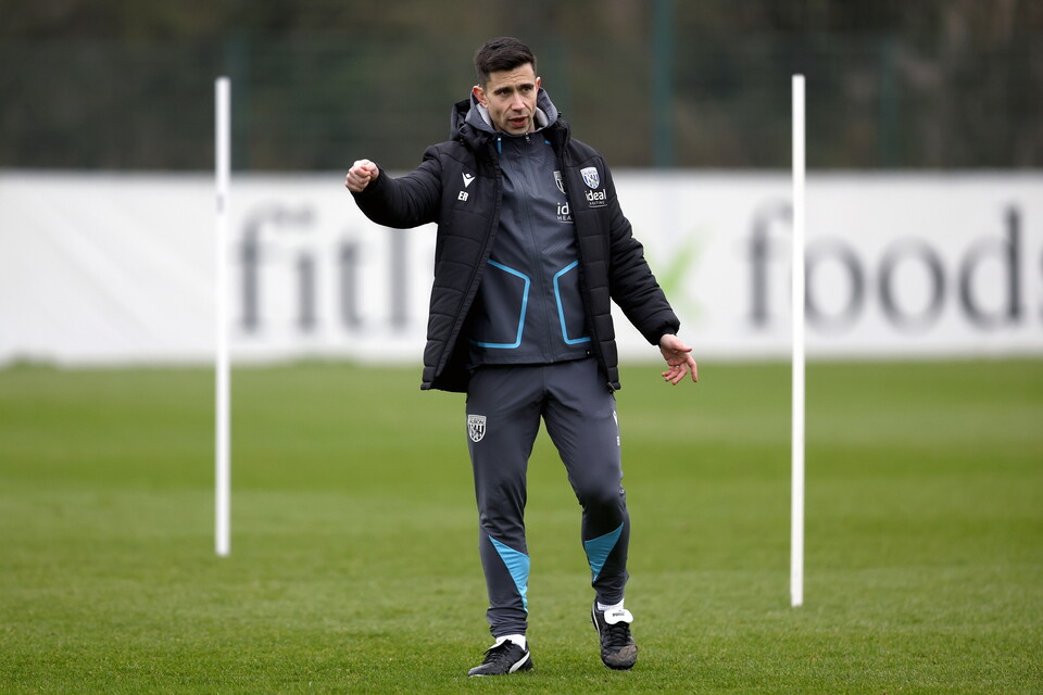 Eric Ramsay coaching during a training session