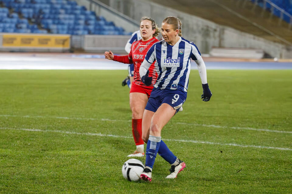 Rhianne Oakley shooting against Leafield Athletic.