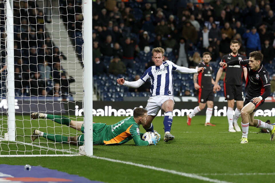 Aune Heggebo closes down Southampton goalkeeper Daniel Peretz.