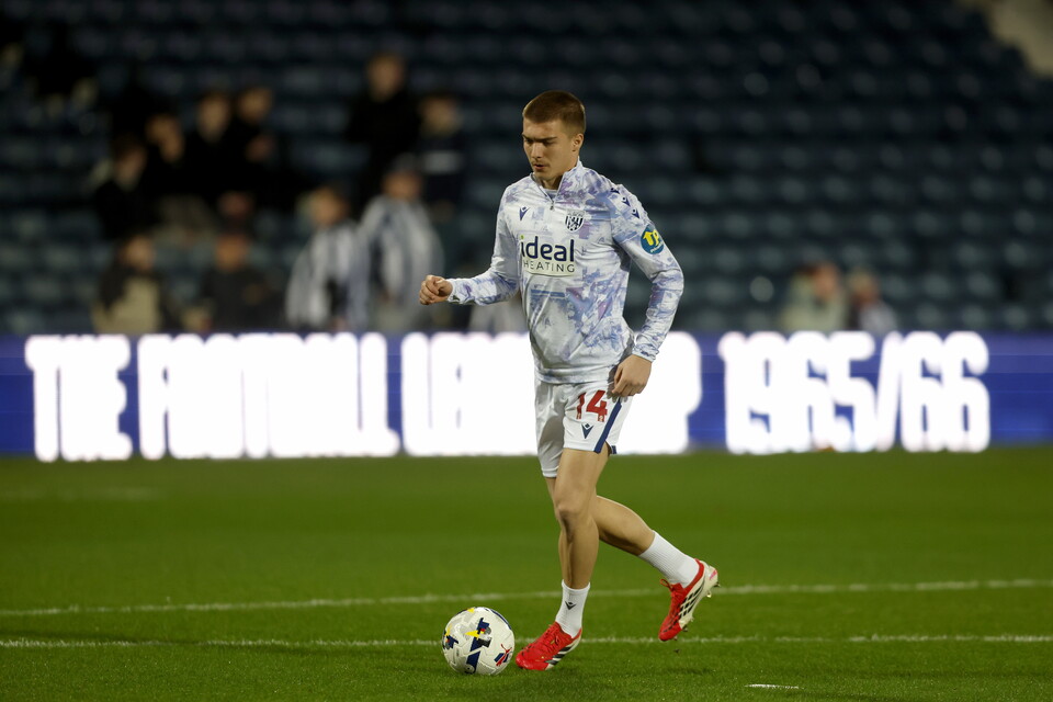 Alfie Gilchrist warms up