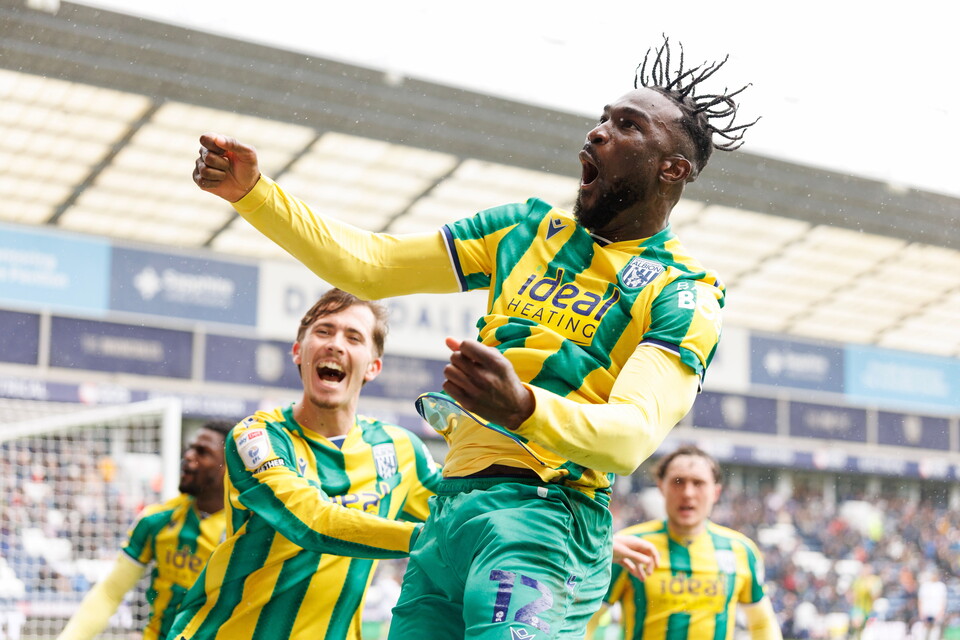 Daryl Dike celebrates his goal at Preston