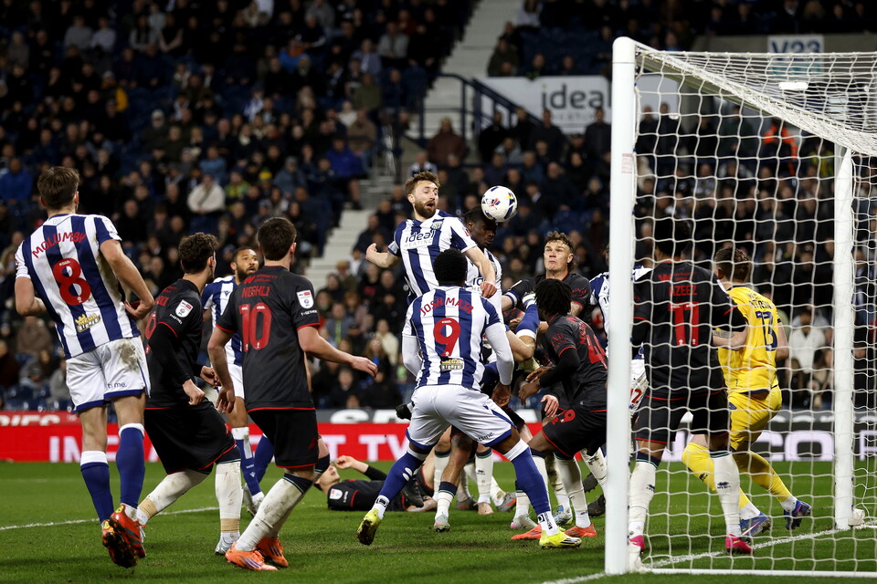 Ousmane Diakite heads wide against Millwall