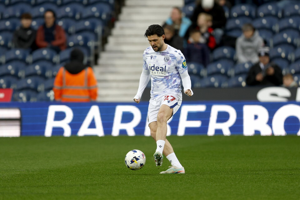 Alex Mowatt warms up