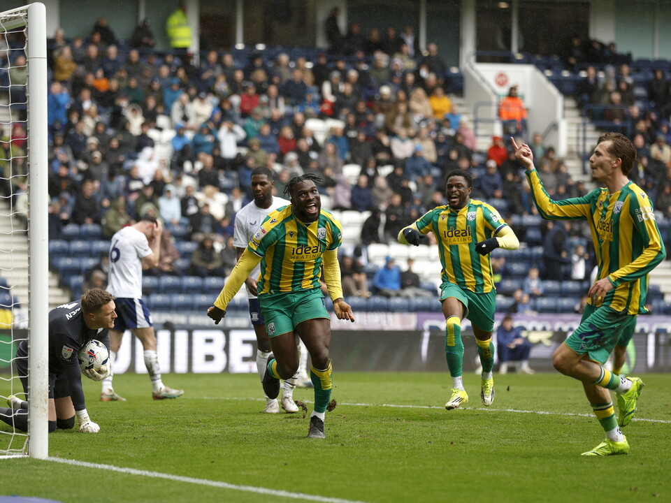 An image of Daryl Dike celebrating his goal against Preston