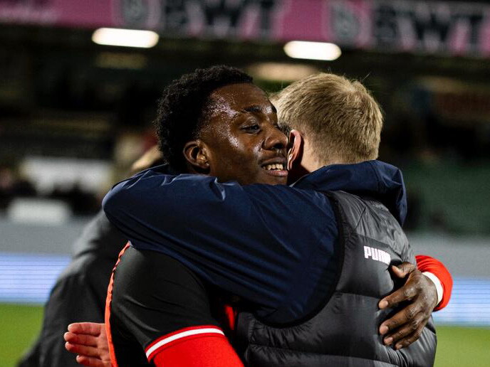 A photo of U21 midfielder Souleyman Mandey embracing his Austria U21 coach on international duty