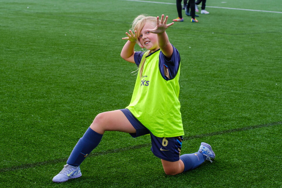 Participant doing the bow and arrow celebration