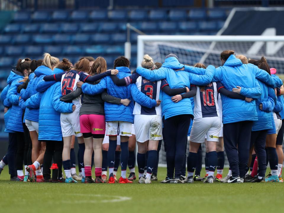 Albion Women huddle