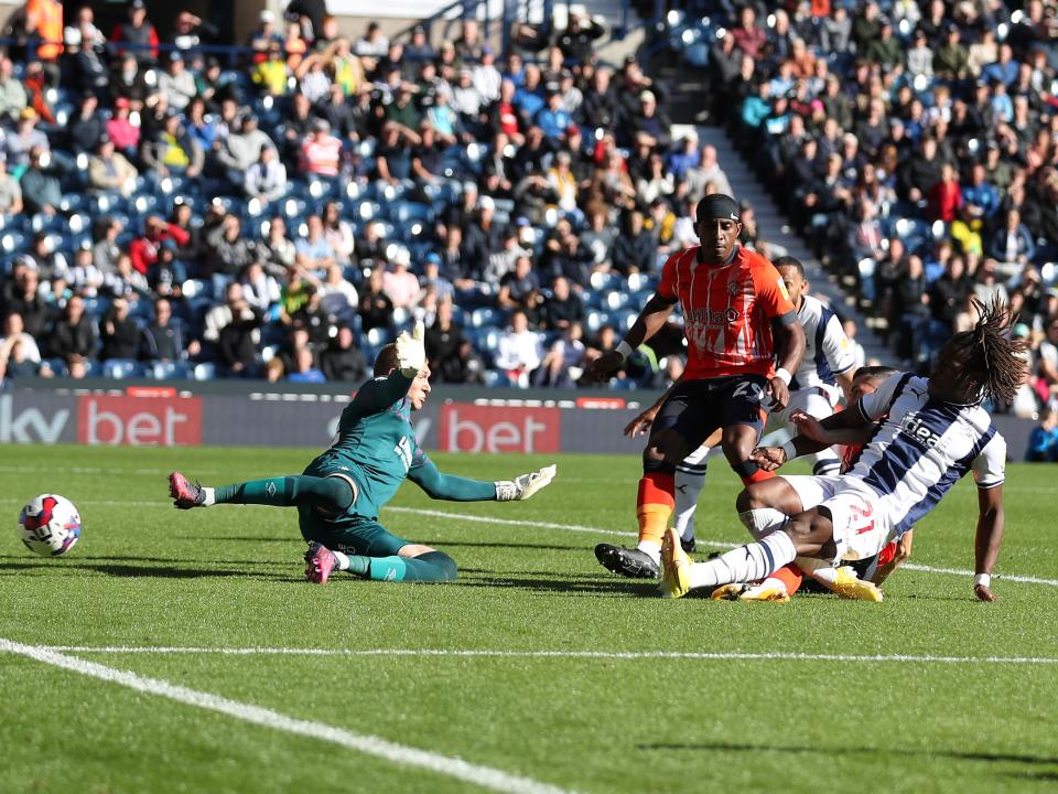 An image of Brandon Thomas-Asante trying to score against Luton Town