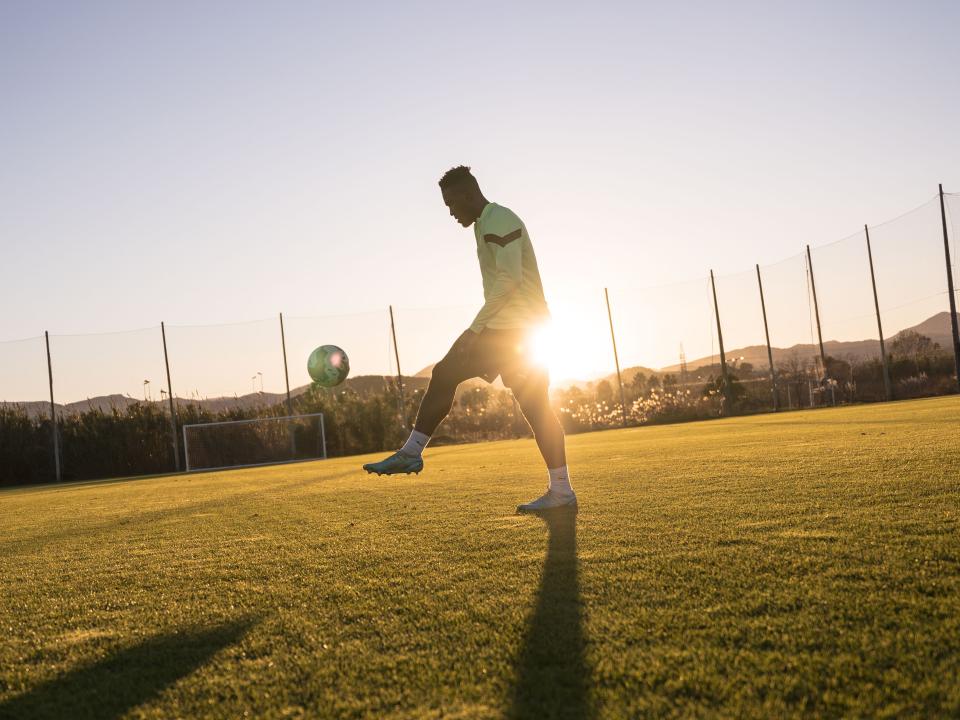 Daryl Dike casually kicking the ball in Spain