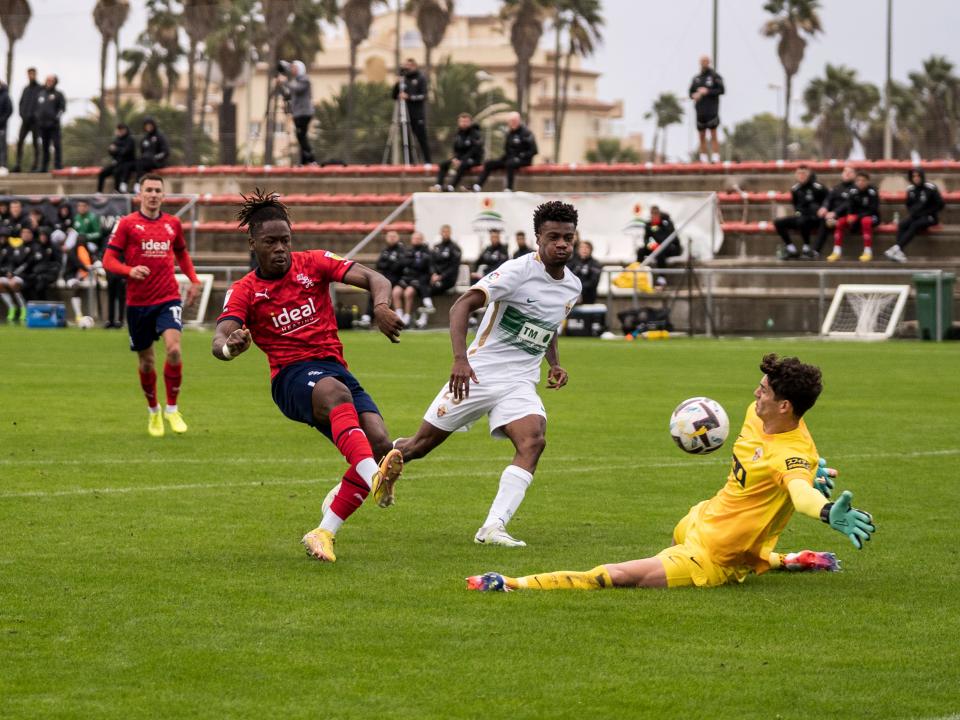Brandon Thomas-Asante in action against Elche CF
