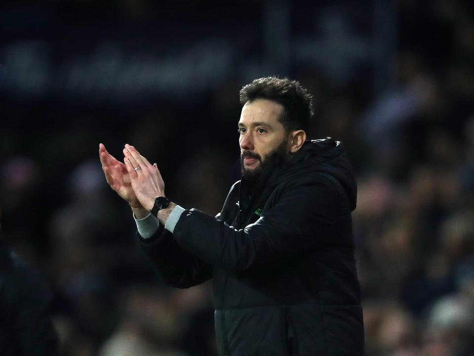 Carlos Corberán applauding 