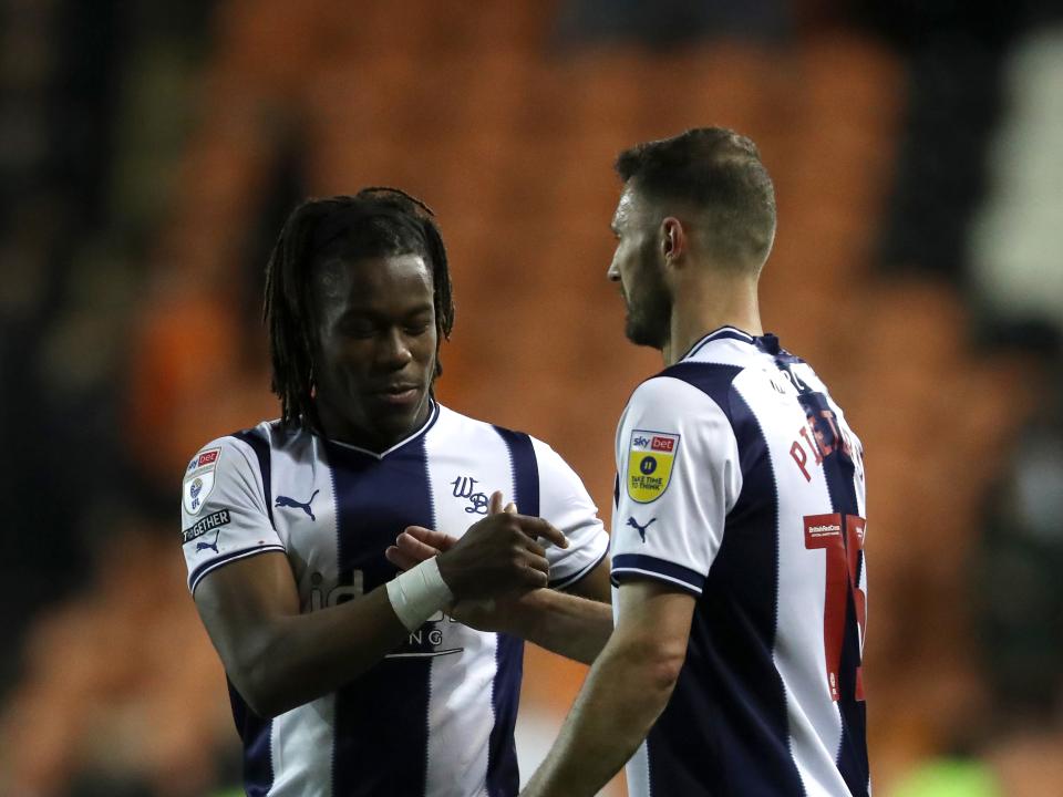 Brandon Thomas-Asante and Erik Pieters shaking hands